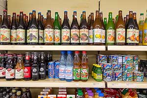 Innenansicht Dorfladen Groß Lengden: Saft-Regal