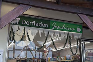 Außenansicht Dorfladen Groß Lengden: geschmückt für den Winter